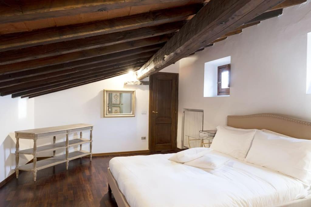 D/t Elegant & Spacious Flat 2' Walk Train Station Florencia